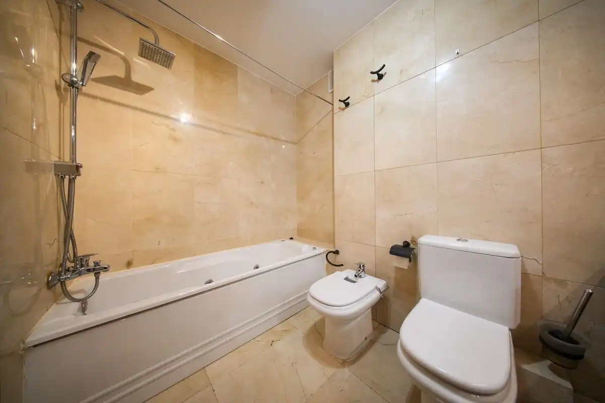 Baño de Casa adosada en venta en Pozuelo de Alarcón con Aire acondicionado, Calefacción y Jardín privado
