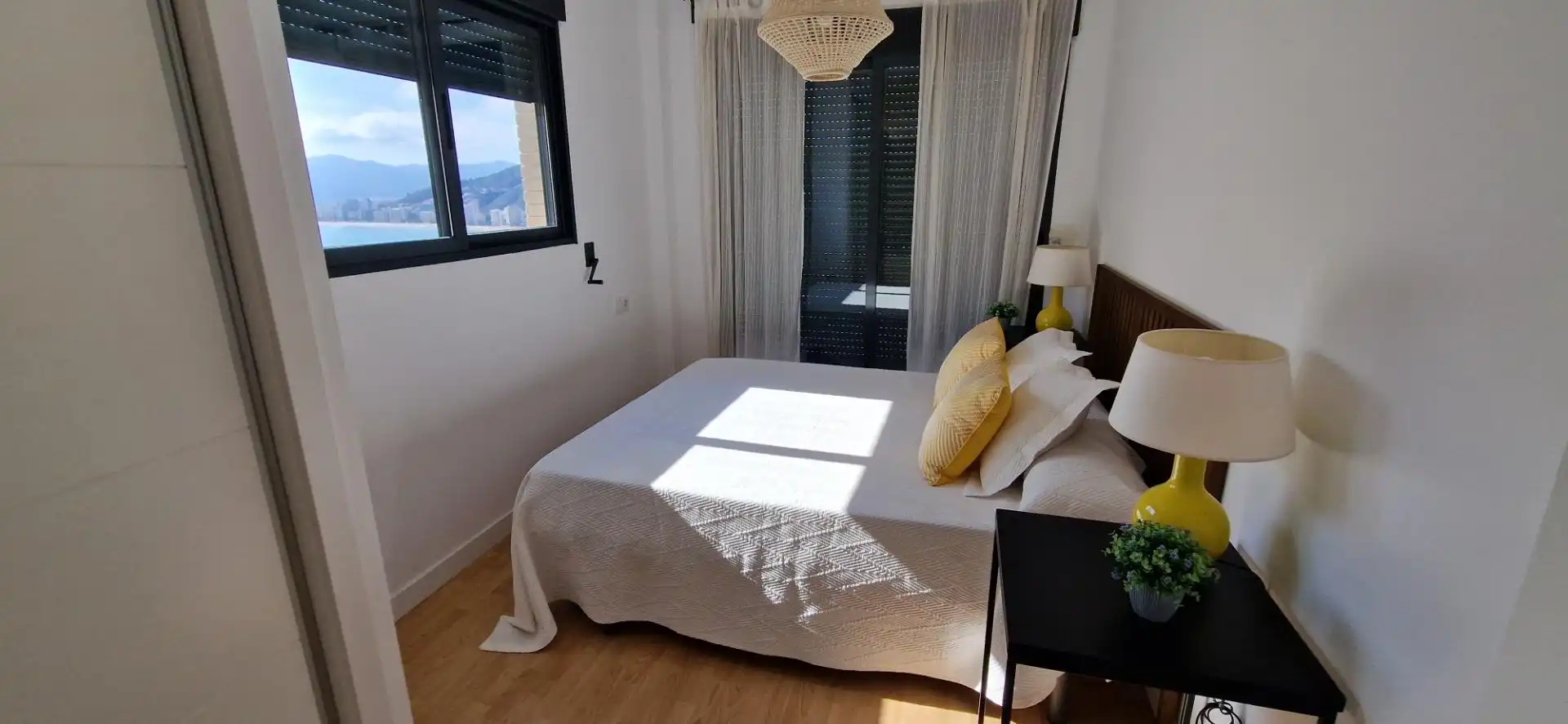 Schlafzimmer von Einfamilien-Reihenhaus zum Verkauf in Cullera mit Klimaanlage, Privatgarten und Terrasse