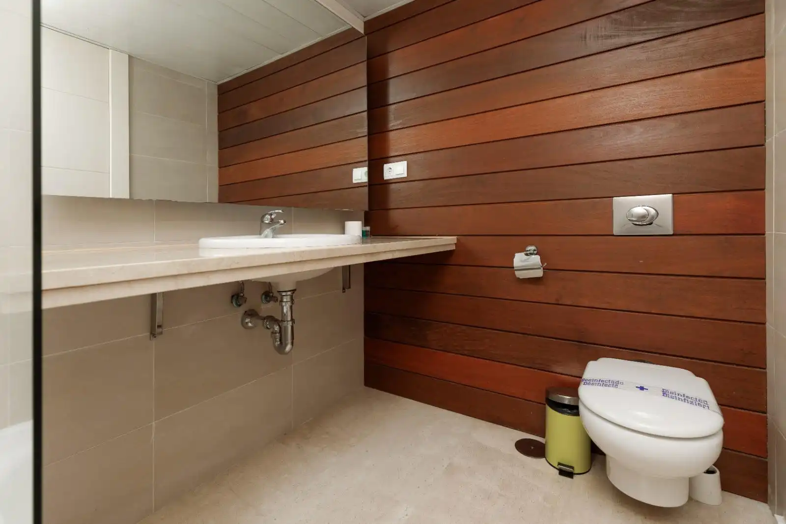 Badezimmer von Dachboden zum Verkauf in Manilva mit Klimaanlage, Heizung und Terrasse
