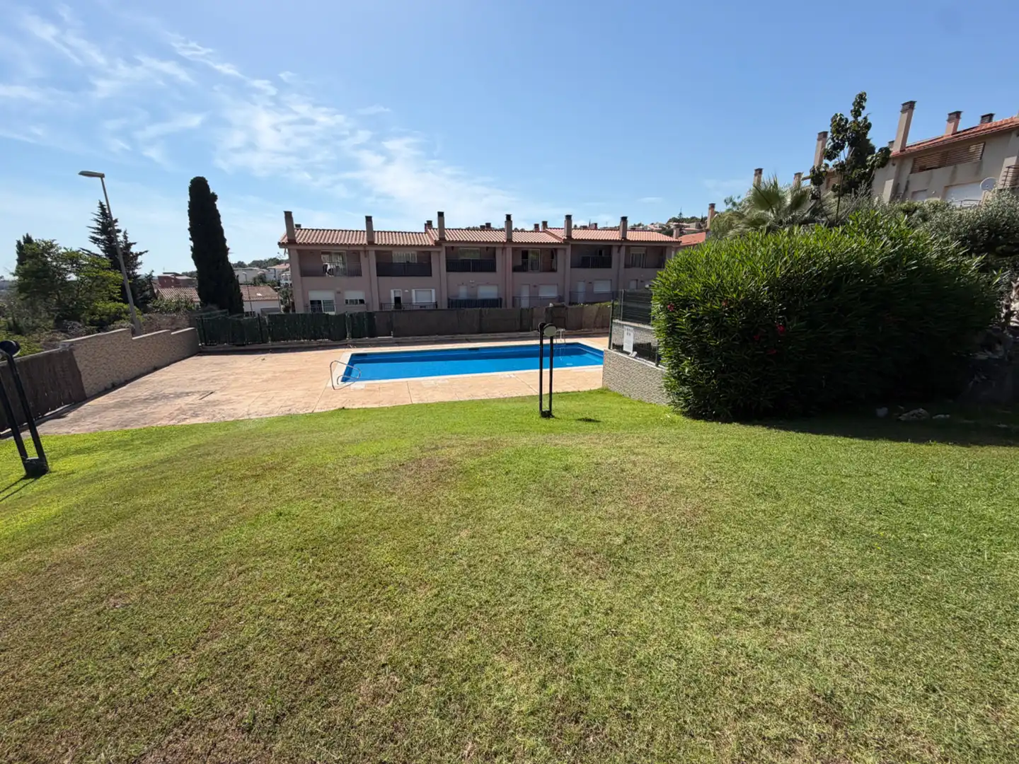 Schwimmbecken von Einfamilien-Reihenhaus zum Verkauf in Sitges mit Klimaanlage, Heizung und Privatgarten