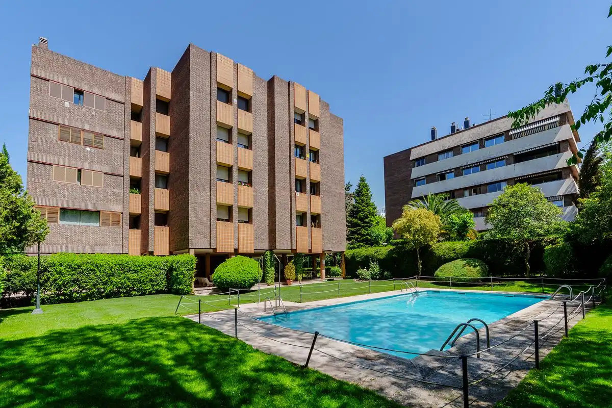 Vista exterior de Pis en venda en Madrid amb Calefacció, Jardí privat i Piscina