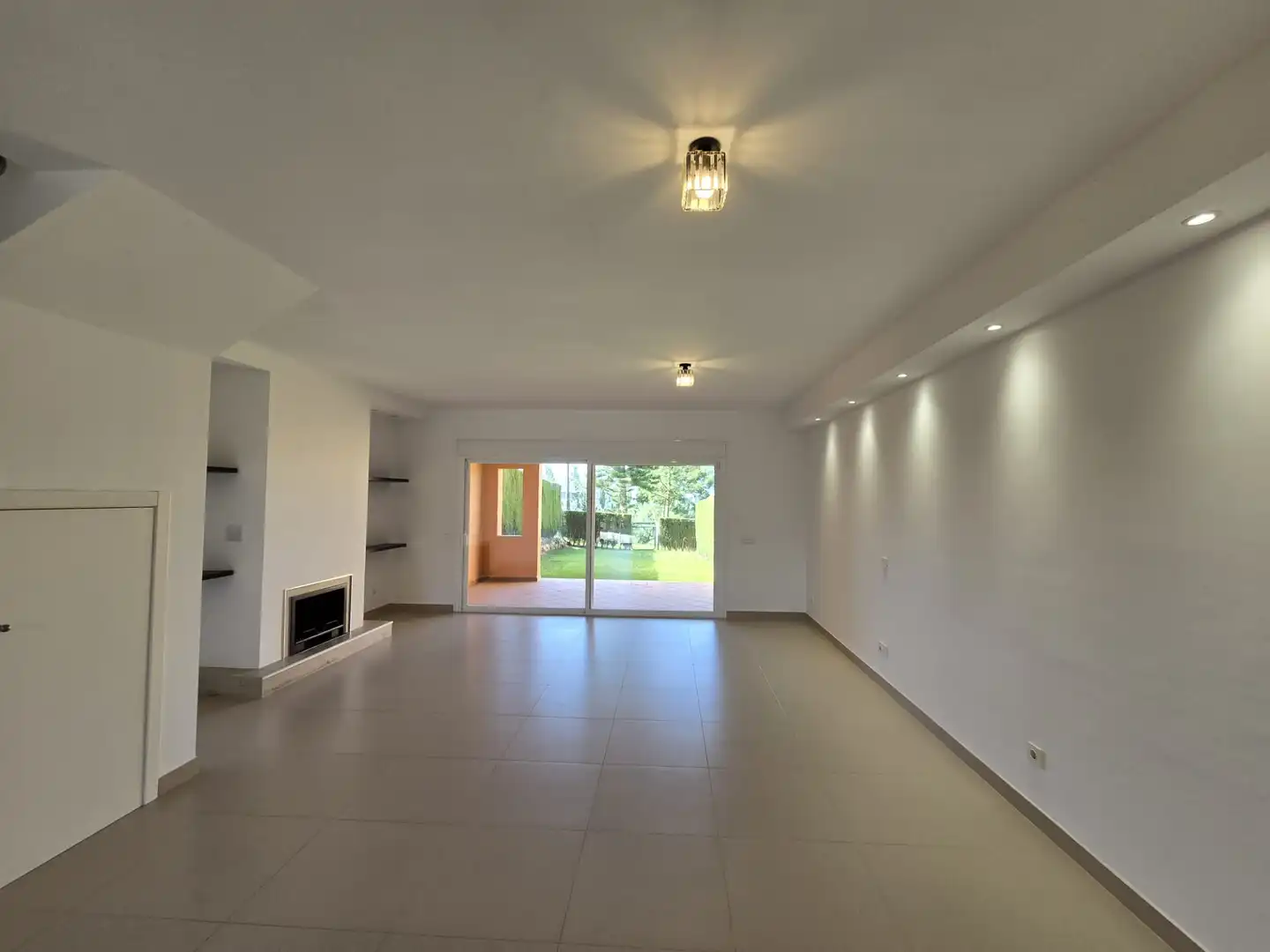 Sala de estar de Casa adosada en venta en Benahavís con Aire acondicionado, Jardín privado y Terraza