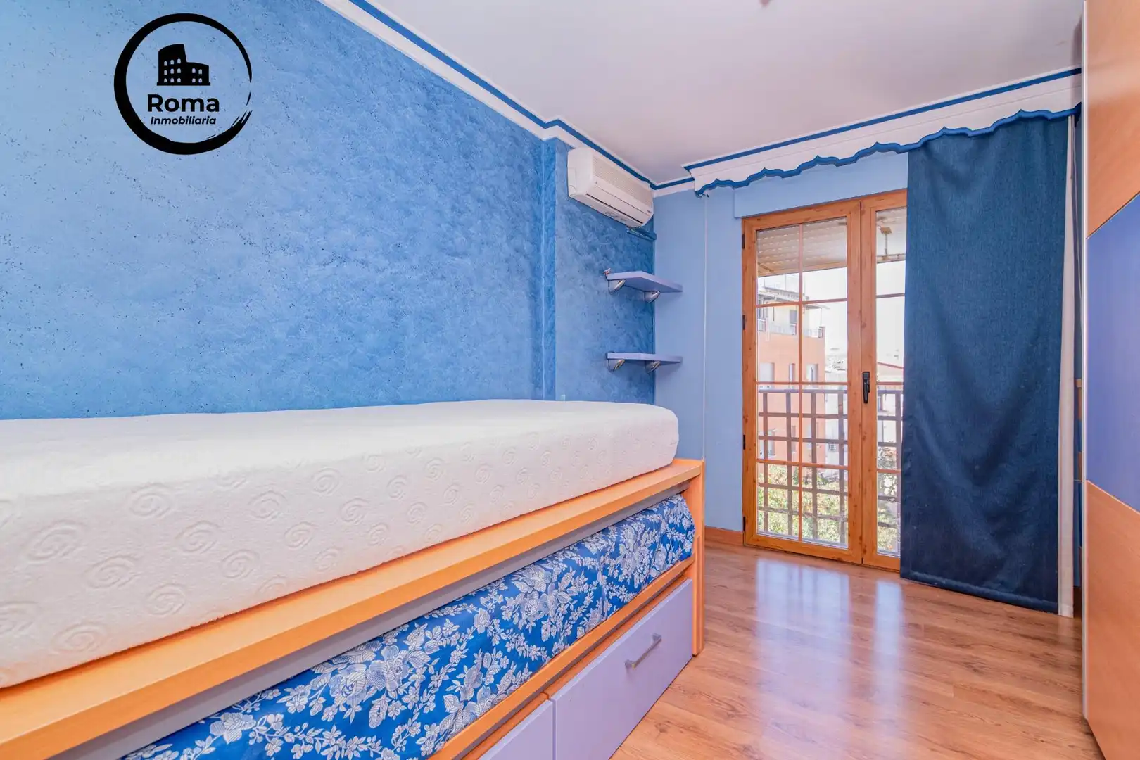 Dormitori de Casa adosada en venda en Granada amb Aire condicionat, Terrassa i Moblat