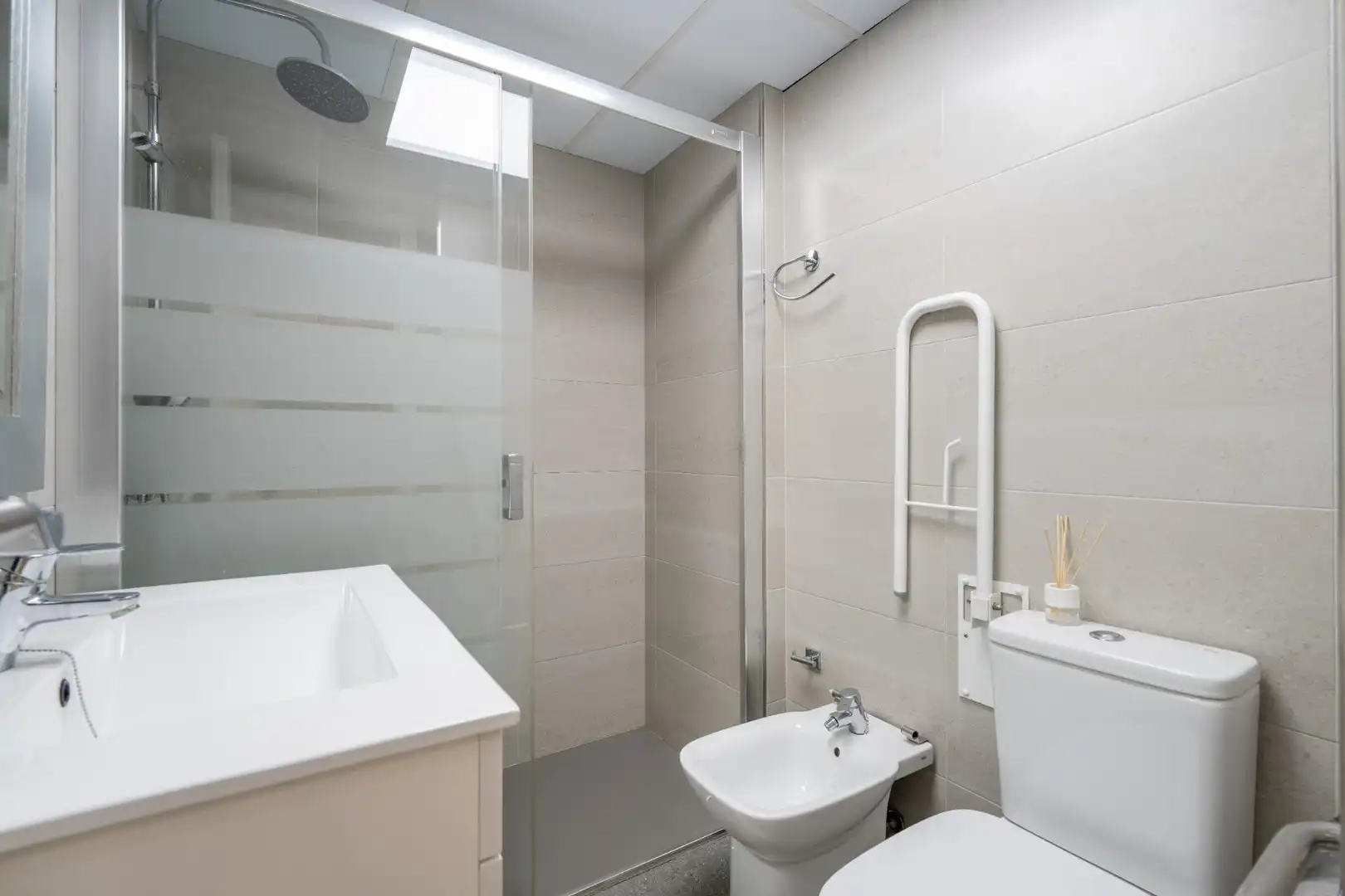 Bathroom of Flat for rent in Almería  with Air Conditioner, Heating and Furnished