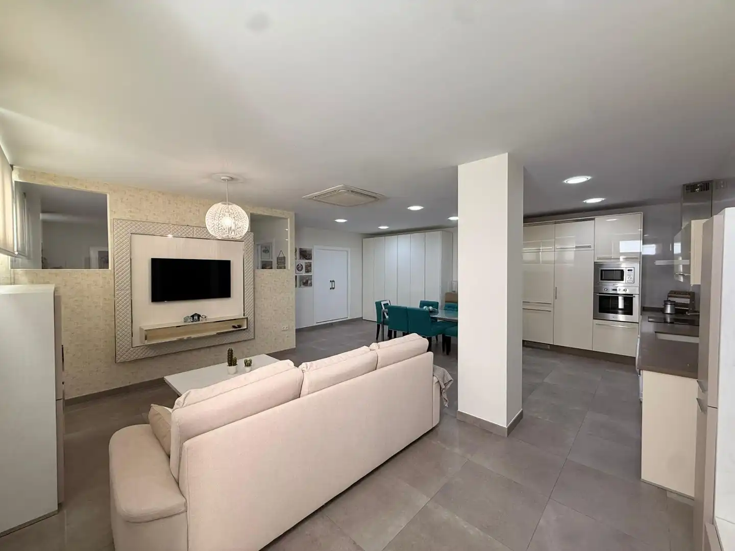Wohnzimmer von Wohnung zur Miete in Córdoba mit Klimaanlage, Privatgarten und Möbliert