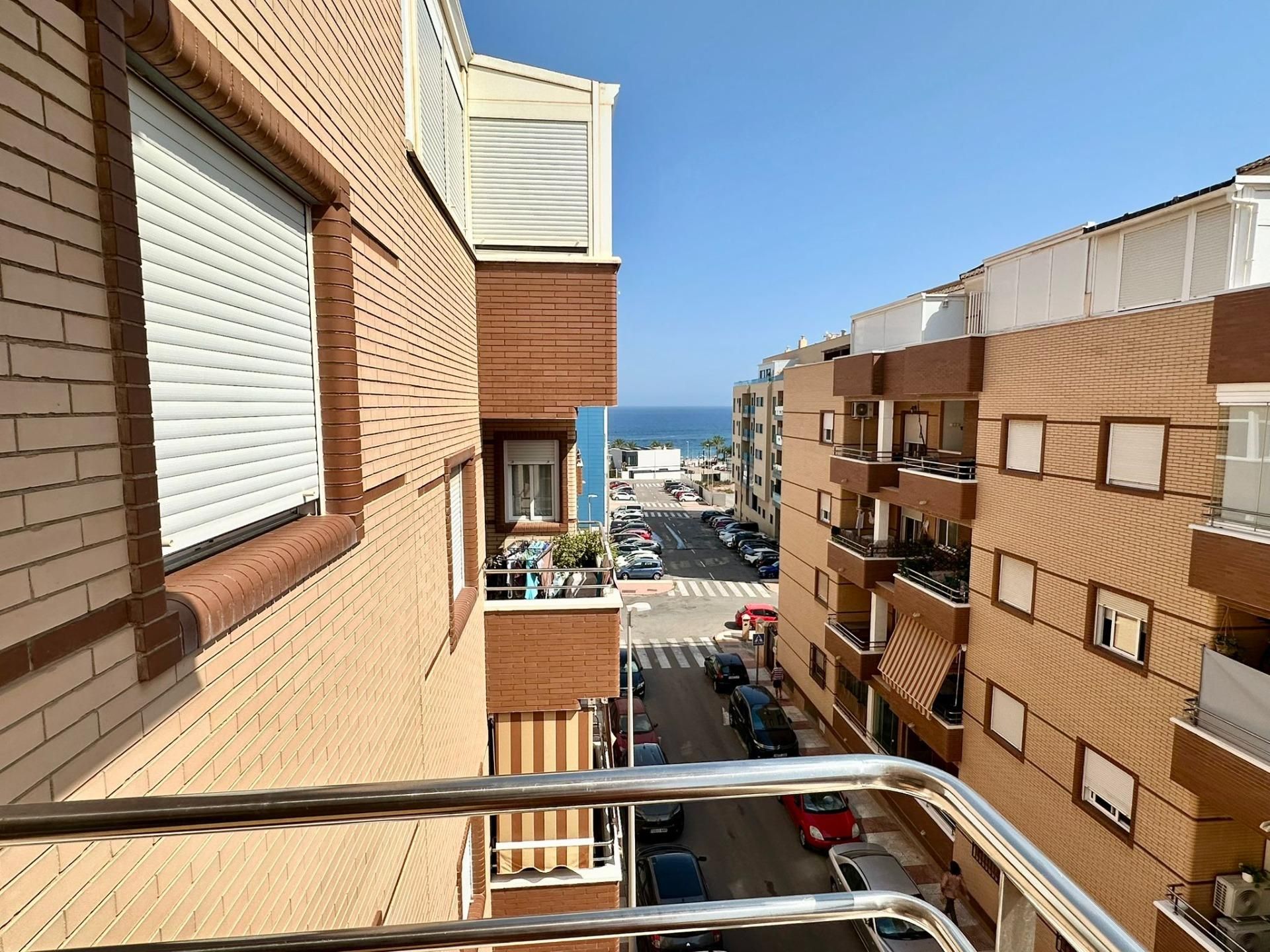 Vista exterior de Pis de lloguer en Roquetas de Mar amb Terrassa i Piscina comunitària