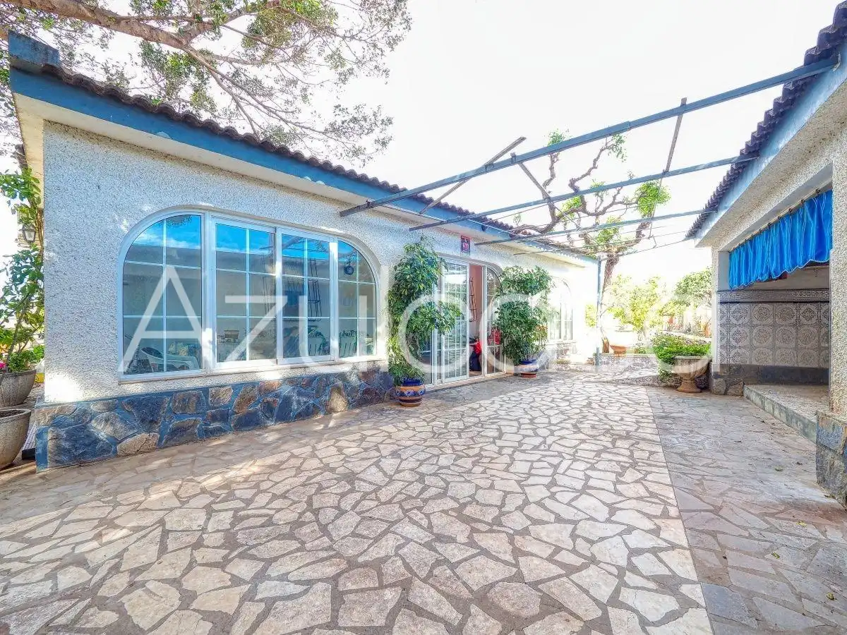 Vista exterior de Casa o xalet en venda en Busot amb Aire condicionat, Traster i Piscina