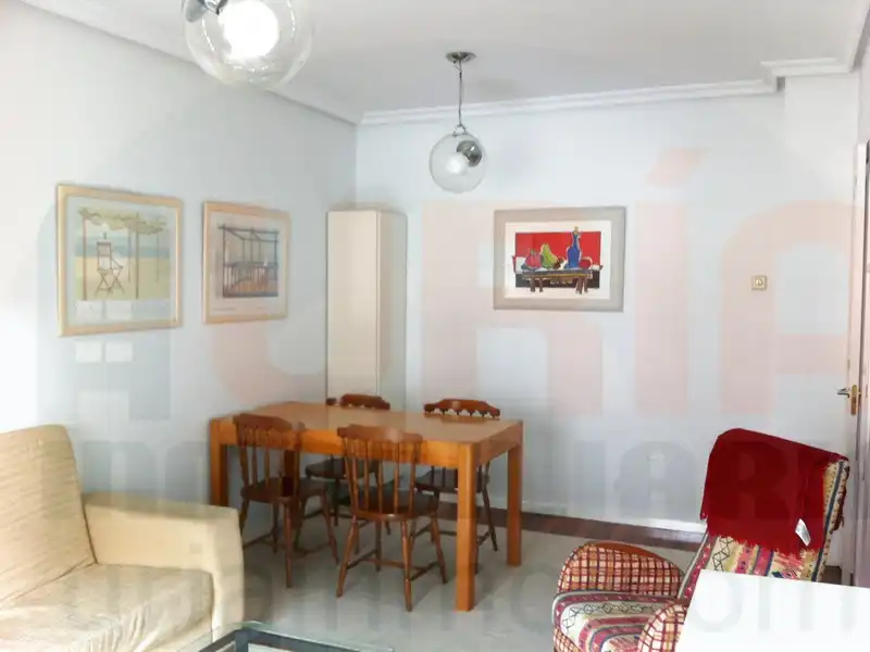 Comedor de Apartamento en venta en Oviedo  con Calefacción, Parquet y Amueblado
