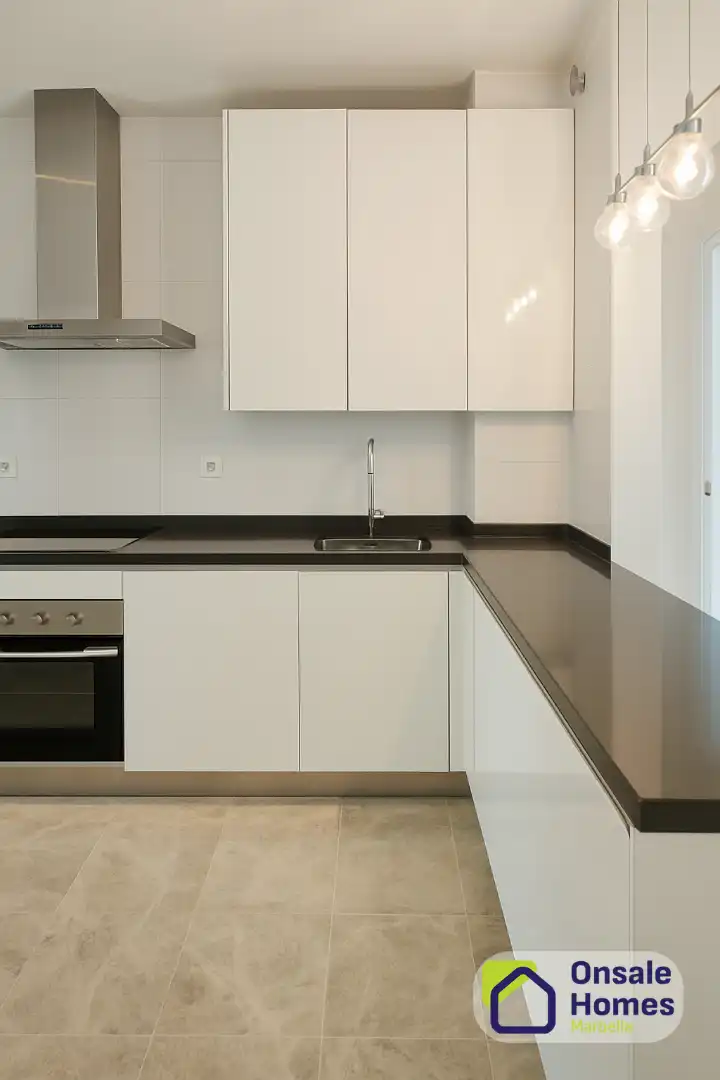 Cocina de Piso en venta en Marbella con Terraza, Alarma y Piscina comunitaria