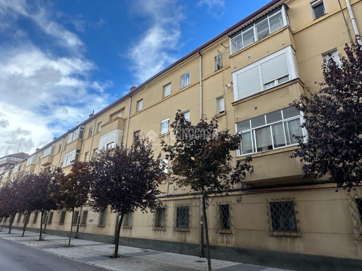 Vista exterior de Piso en venta en León Capital  con Calefacción, Parquet y Balcón
