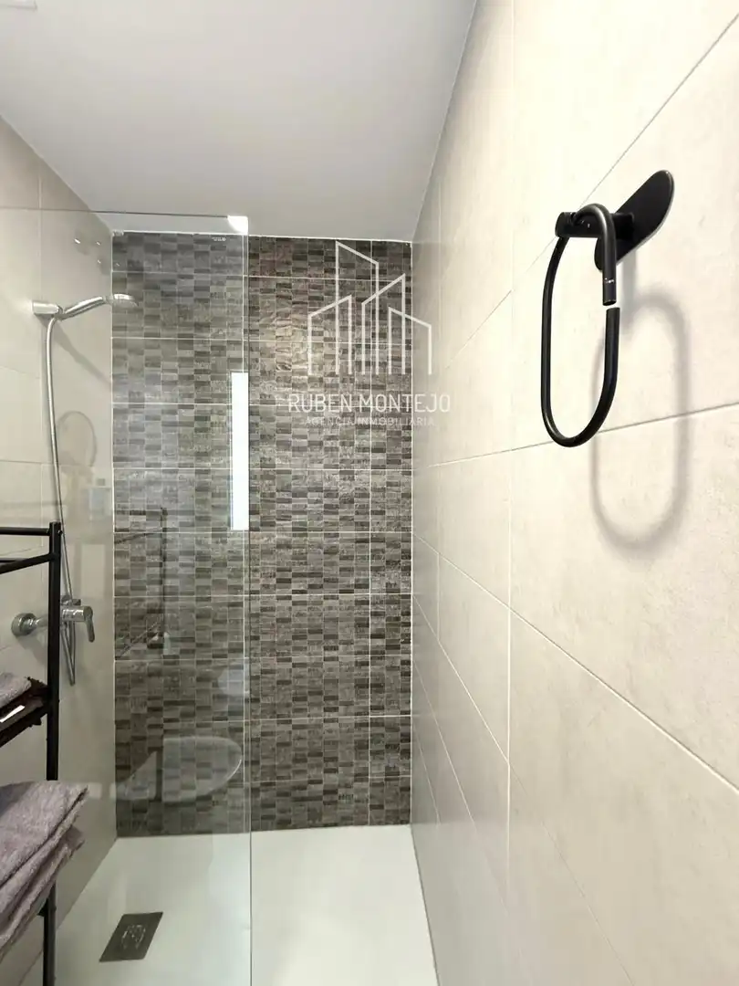 Bany de Apartament de lloguer en Salamanca amb Aire condicionat, Calefacció i Moblat