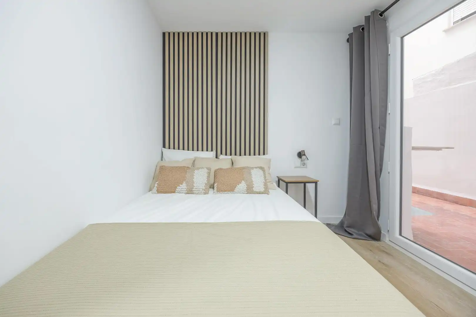 Bedroom of Flat for share in Valencia  with Washing machine