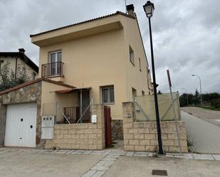 Vista exterior de Casa o xalet en venda en Lozoyuela-Navas-Sieteiglesias amb Calefacció, Jardí privat i Terrassa