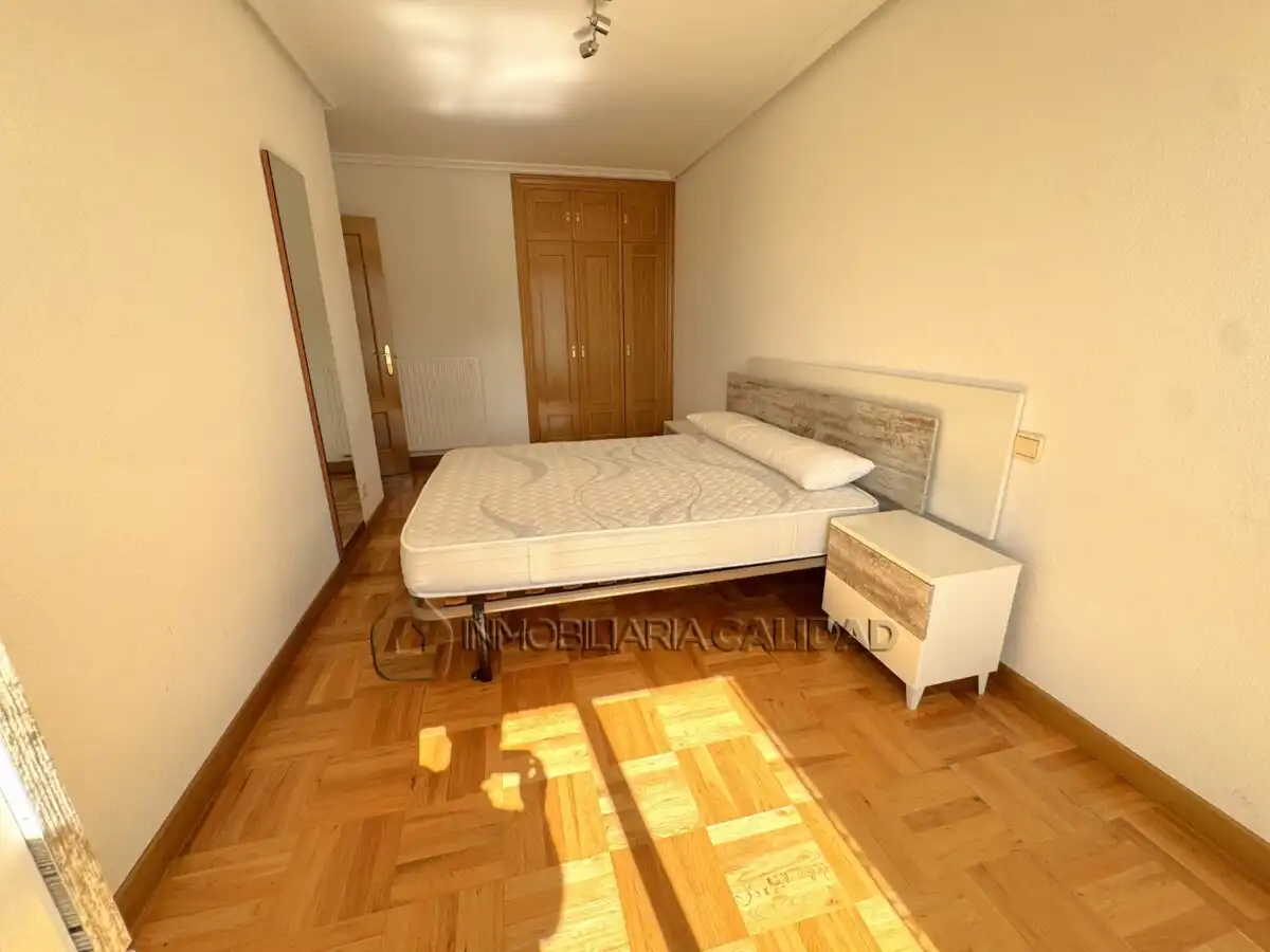 Schlafzimmer von Wohnung zur Miete in Burgos mit Heizung, Terrasse und Möbliert