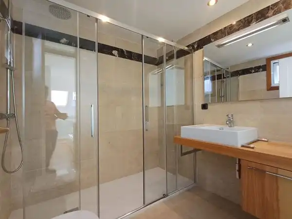 Baño de Piso en venta en Vigo  con Calefacción, Terraza y Trastero
