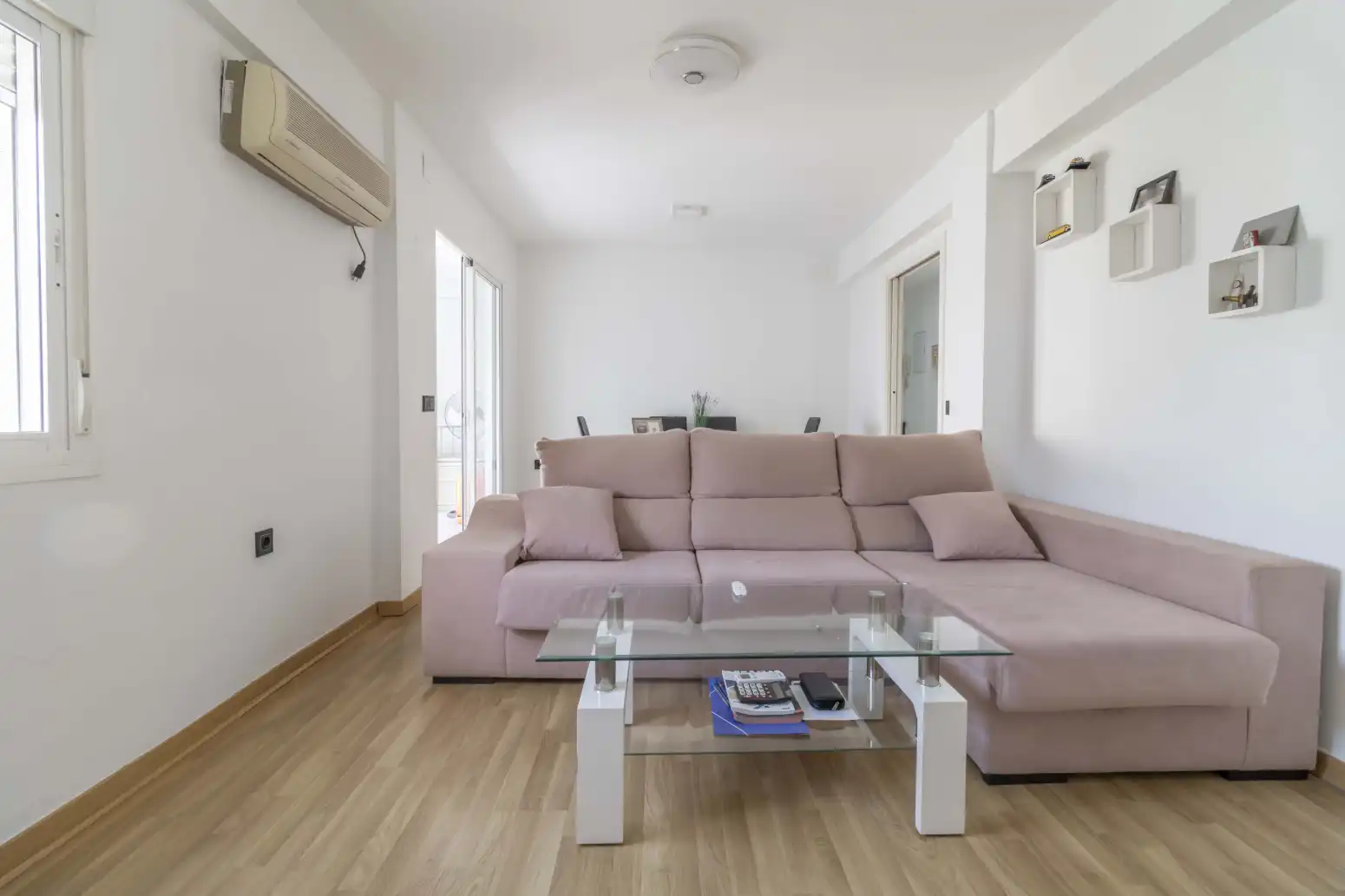 Sala d'estar de Pis de lloguer en San Juan de Aznalfarache amb Aire condicionat i Moblat