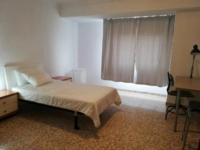 Bedroom of Flat to share in  Valencia Capital  with Washing machine and TV