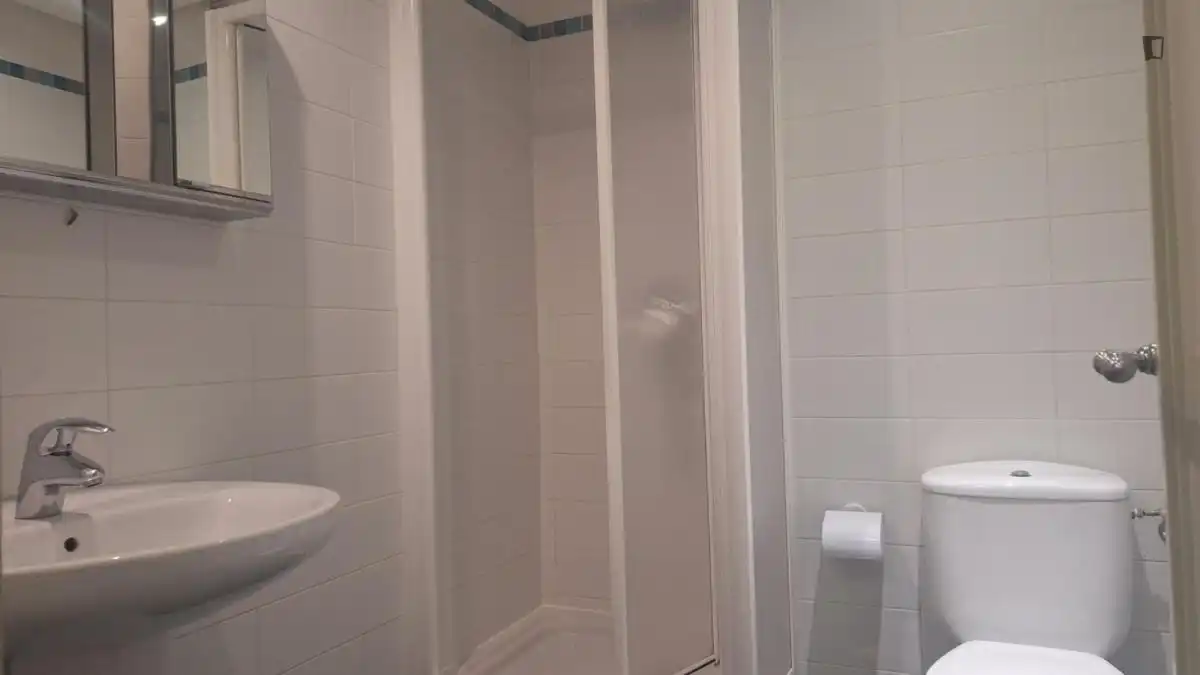 Baño de Apartamento para compartir en Madrid con Aire acondicionado, Calefacción y Amueblado