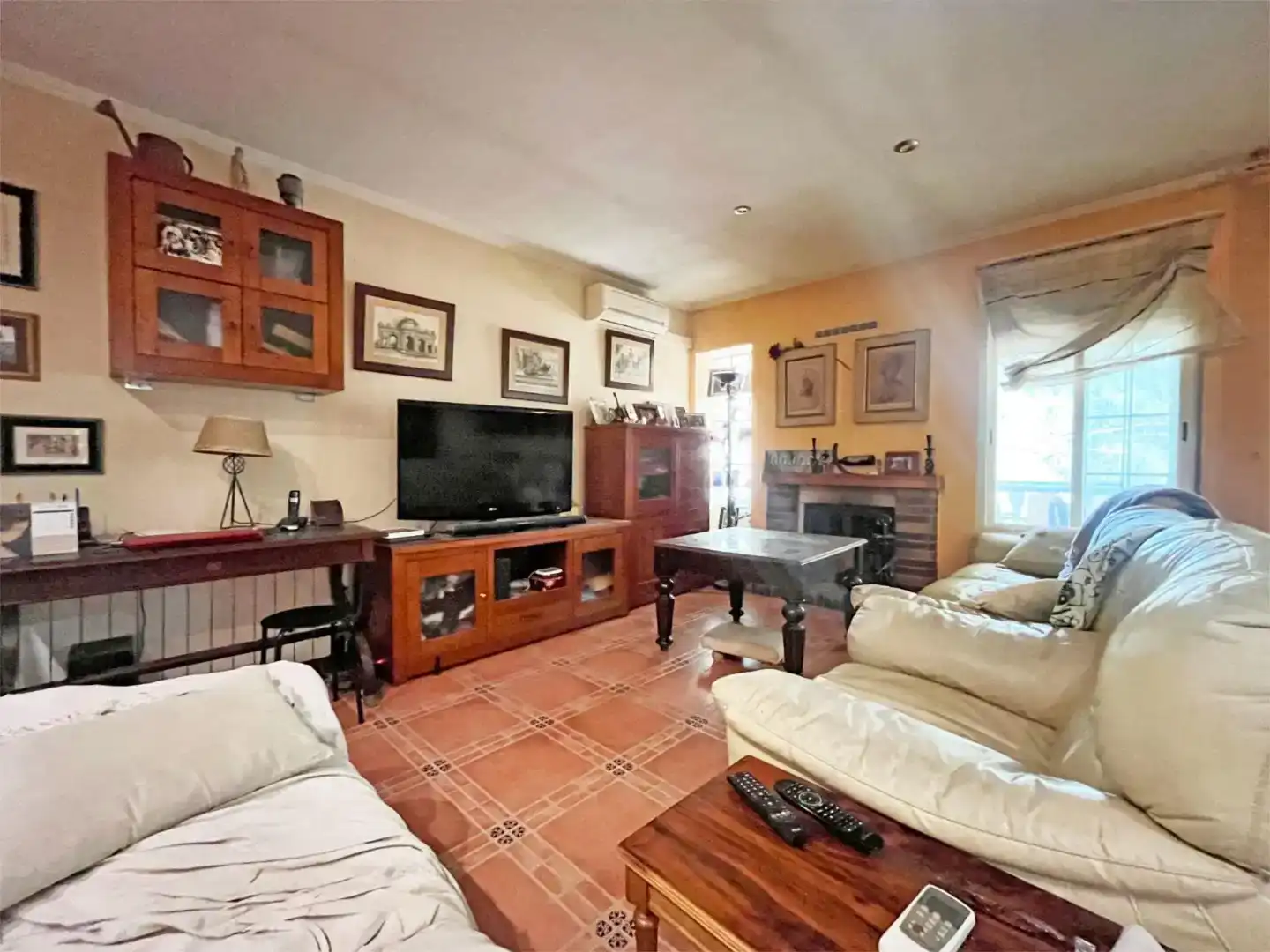 Sala d'estar de Casa o xalet en venda en Villanueva del Pardillo amb Aire condicionat, Jardí privat i Parquet
