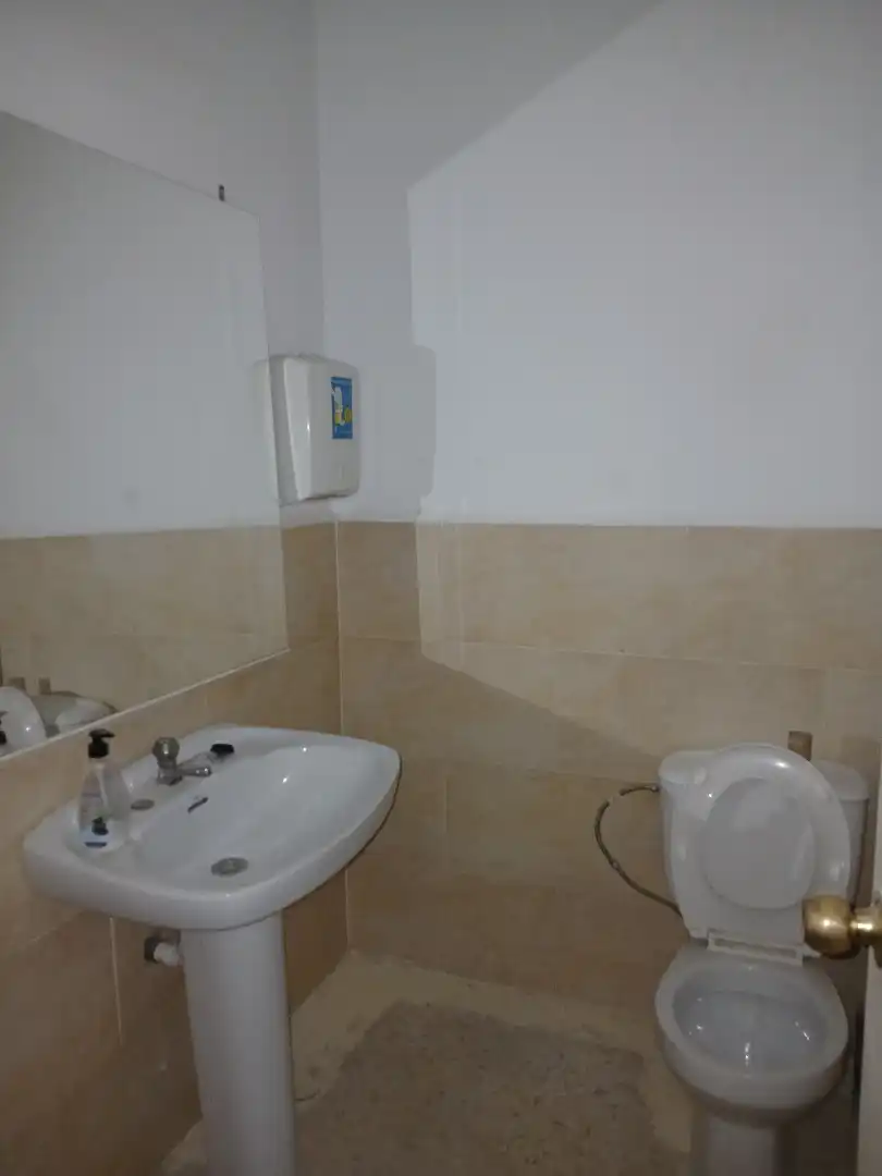 Badezimmer von Geschaftsraum zum Verkauf in Huelva mit Klimaanlage