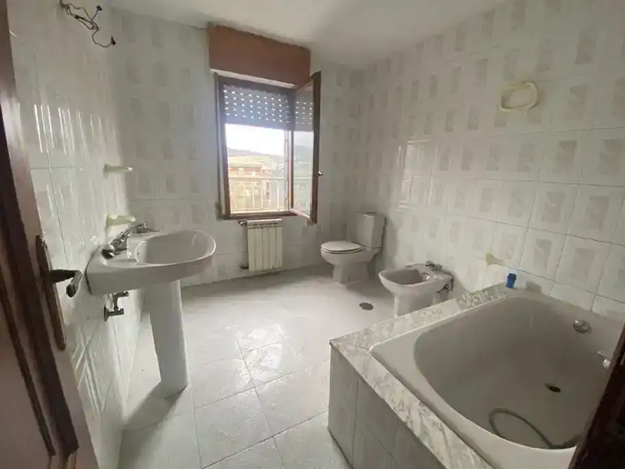 Bany de Pis en venda en Toral de los Vados amb Balcó