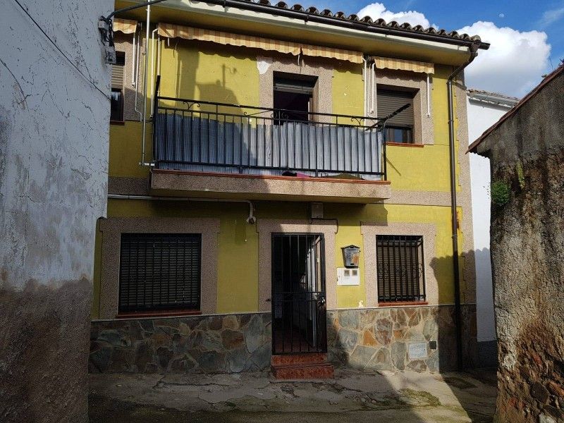 Vista exterior de Casa o xalet en venda en Casas de Millán amb Jardí privat