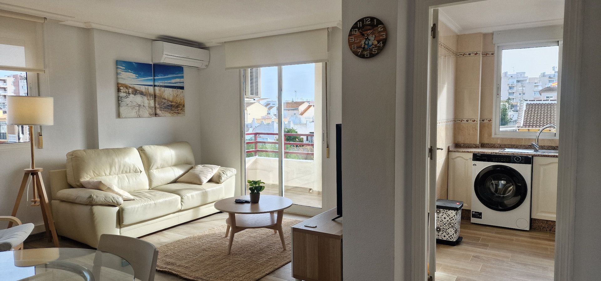 Sala d'estar de Apartament de lloguer en Torrevieja amb Aire condicionat, Calefacció i Piscina