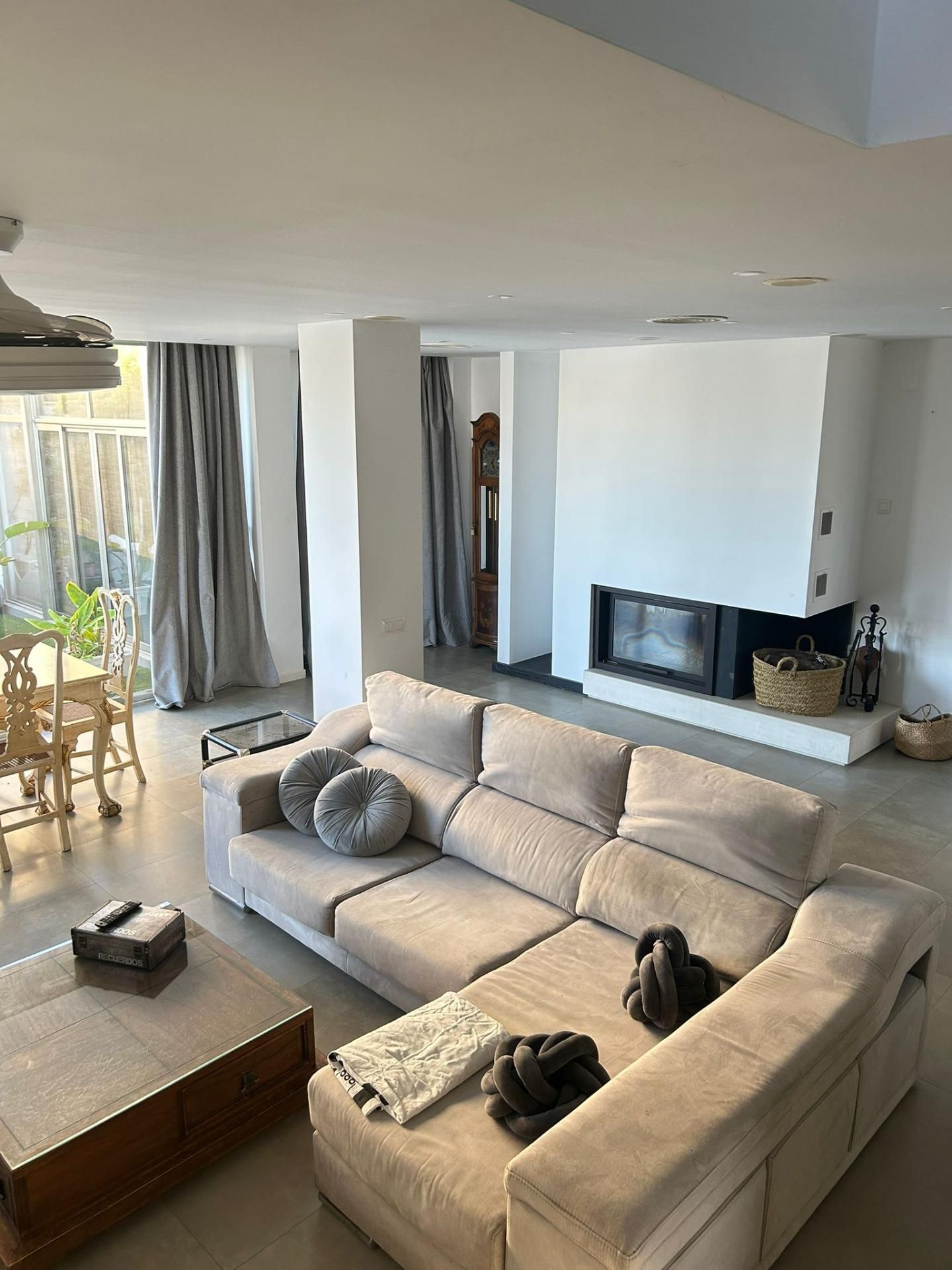 Sala d'estar de Casa adosada en venda en Palomares del Río amb Aire condicionat, Calefacció i Jardí privat