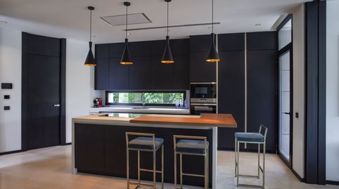 Descubre la joya del Valle del Golf en Nueva Andalucía: una villa contemporánea que redefine el lujo y la exclusividad.   Con 1.0, imatge 5