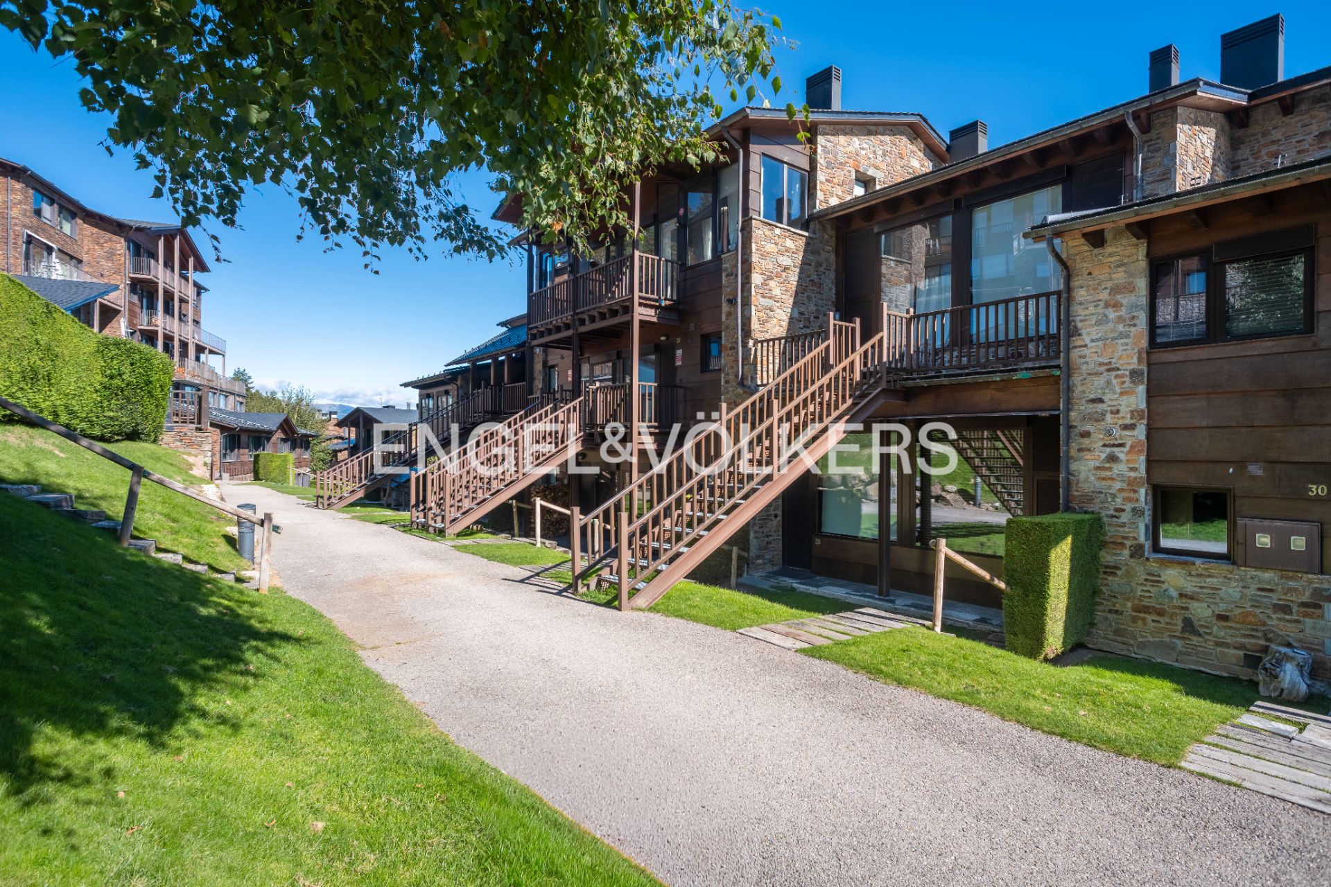 Vista exterior de Apartament en venda en Alp amb Calefacció, Parquet i Terrassa