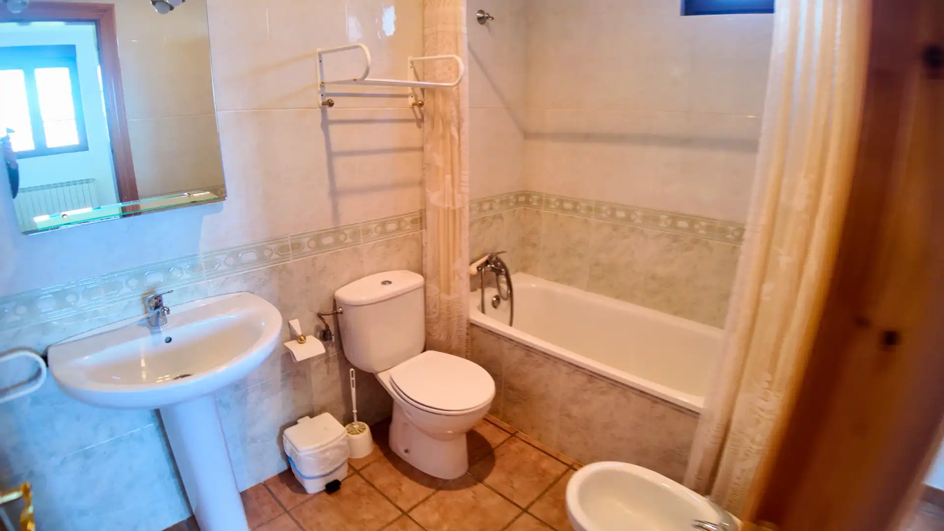 Bathroom of Commercial properties for sale in Báscones de Ojeda  with Heating and Furnished