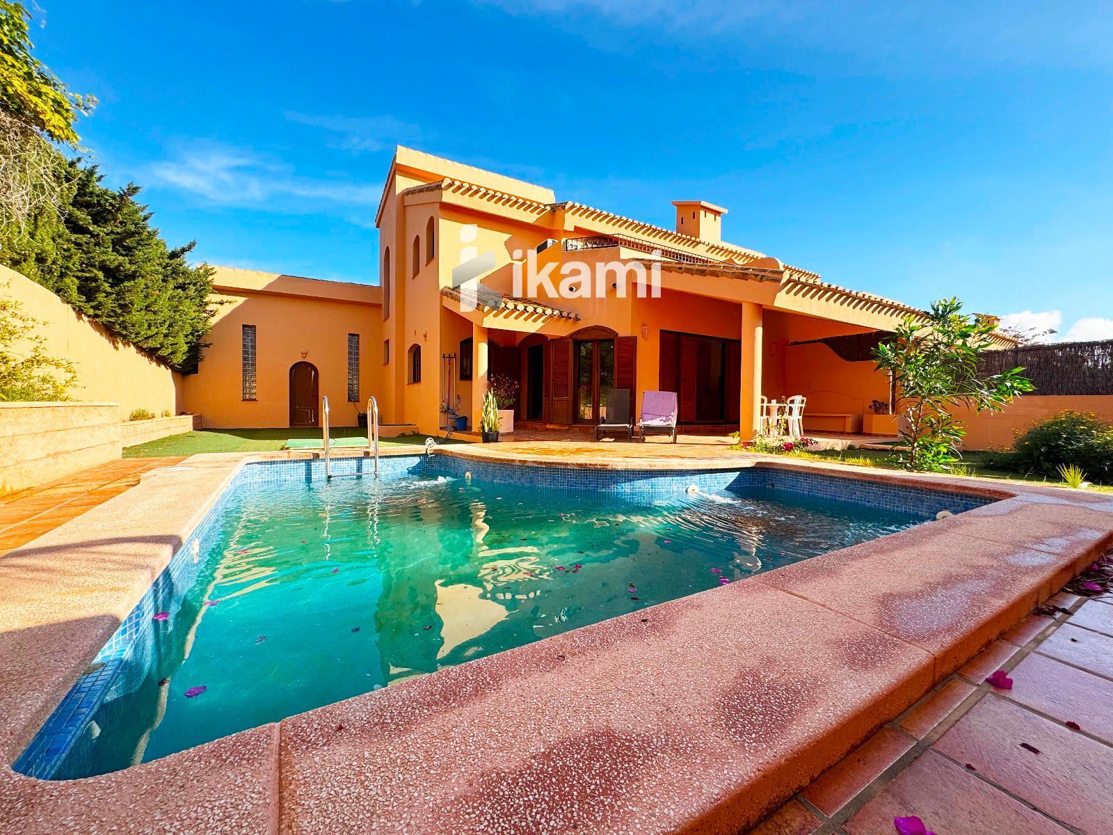 Vista exterior de Casa adosada en venda en Cartagena amb Aire condicionat, Calefacció i Terrassa