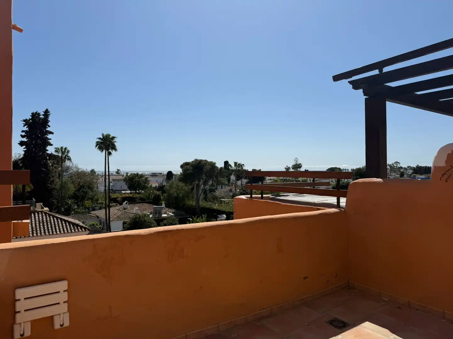 Vista exterior de Dúplex en venda en Estepona amb Calefacció, Jardí privat i Terrassa