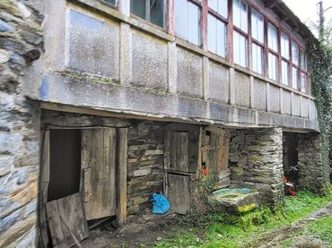 Country house with balcony for sale in O Incio
