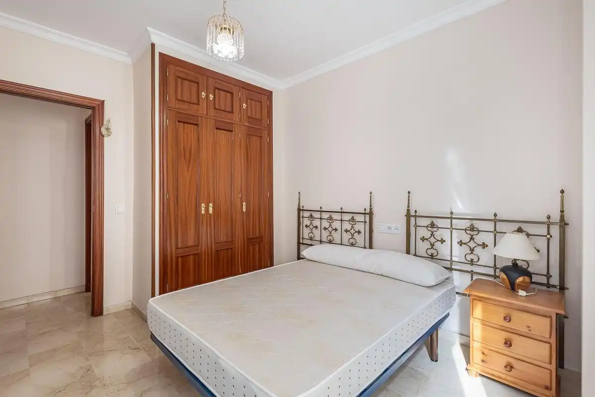 Schlafzimmer von Wohnung zur Miete in Granada mit Heizung und Balkon