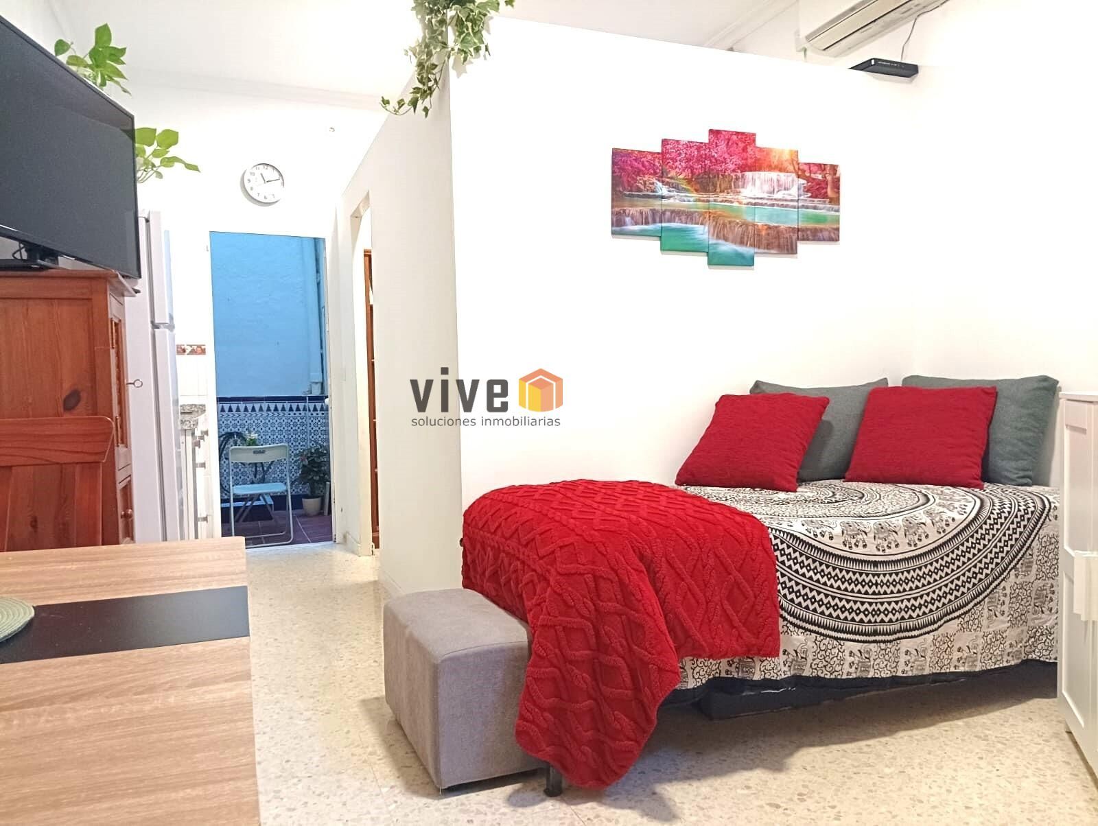 Bedroom of Flat for sale in  Sevilla Capital  with Air Conditioner and Alarm