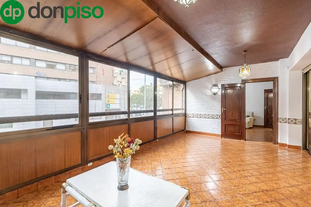 Vista exterior de Piso en venta en Granada con Calefacción y Terraza