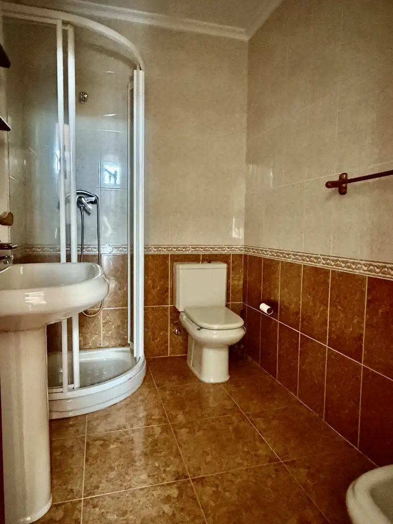 Baño de Casa adosada en venta en Penagos con Calefacción, Jardín privado y Terraza