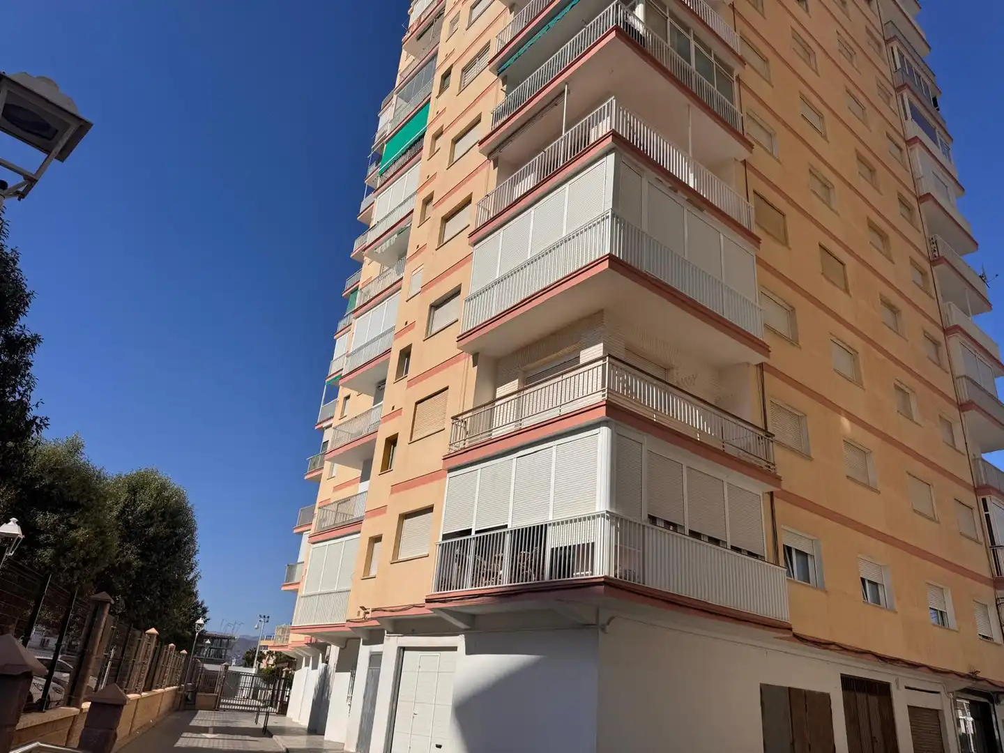 Vista exterior de Piso en venta en Torrenueva Costa, Granada