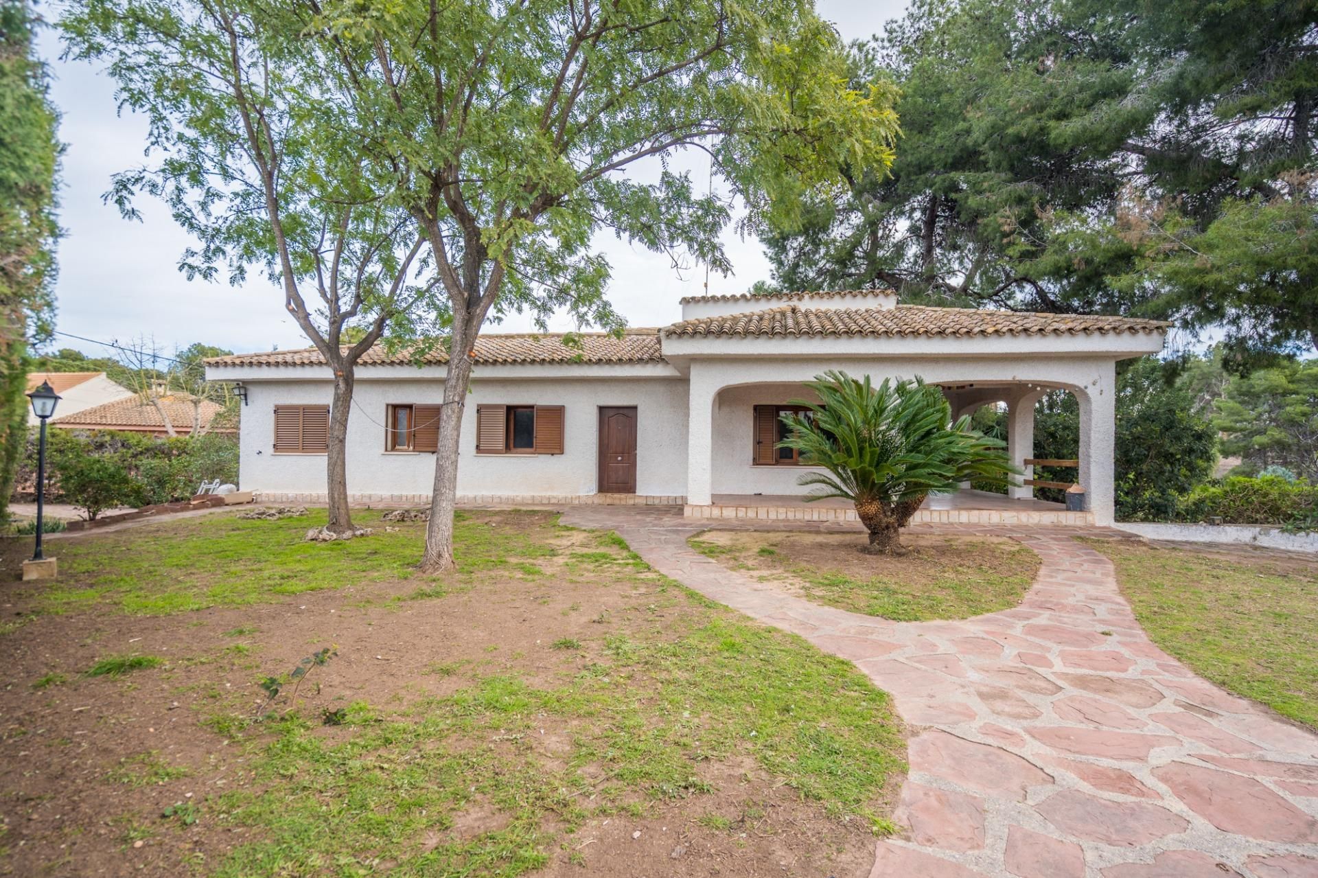 Vista exterior de Casa o xalet en venda en Paterna amb Jardí privat, Terrassa i Traster