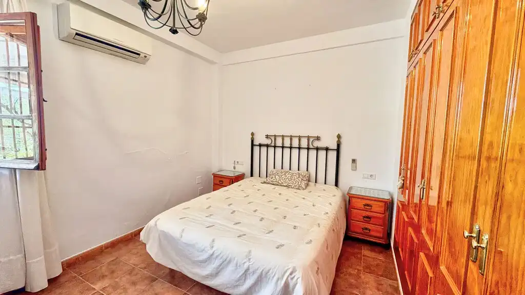 Habitación de Finca rústica en venta en Periana con Aire acondicionado, Jardín privado y Terraza