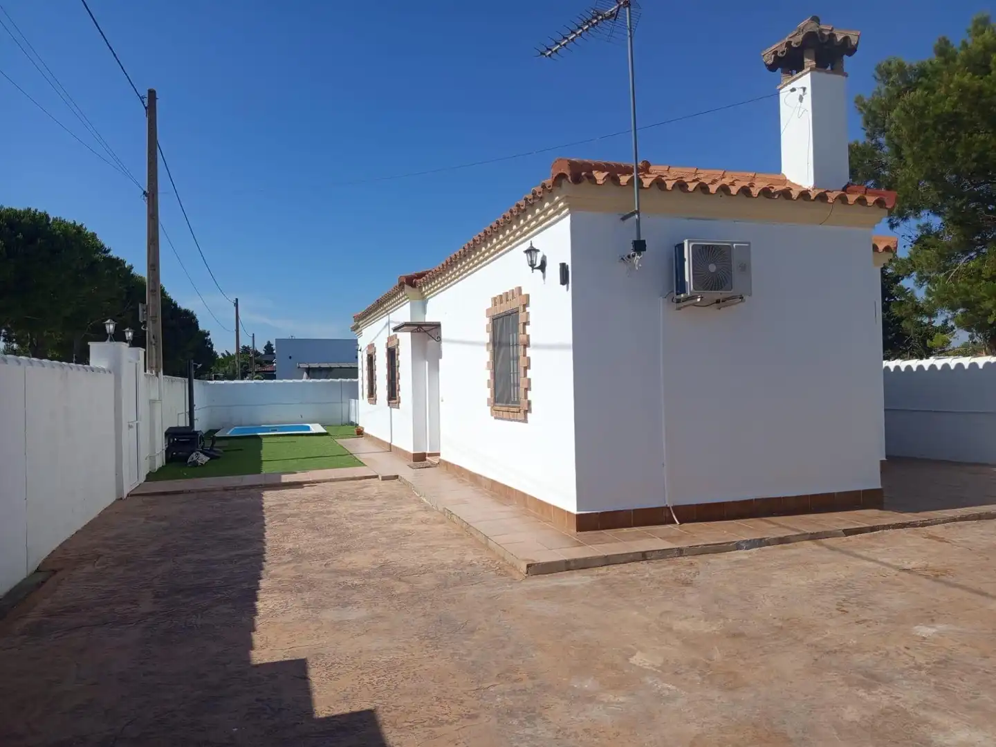 Vista exterior de Casa o chalet en venta en Chiclana de la Frontera