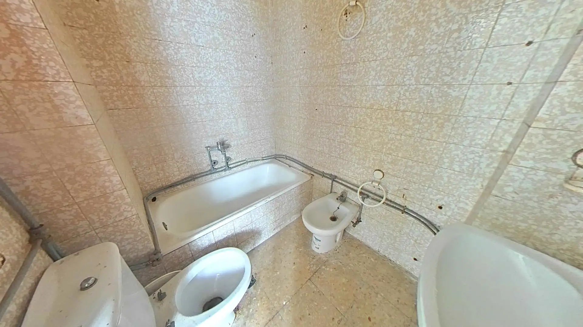 Baño de Piso en venta en Villarrobledo con Trastero, Horno y Balcón