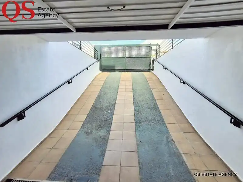 Aparcament de Casa adosada en venda en Salou amb Aire condicionat, Calefacció i Jardí privat