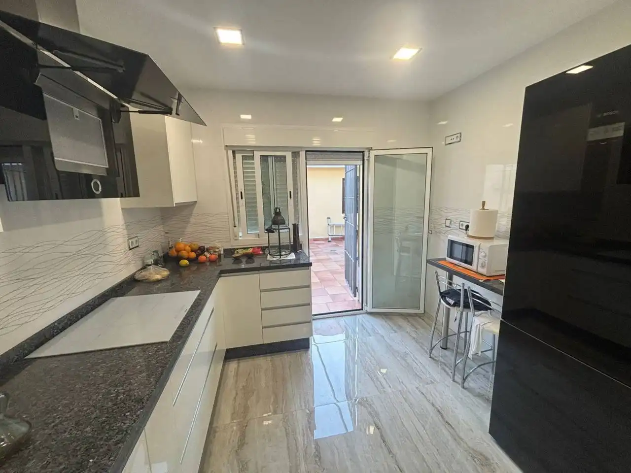 Cocina de Casa adosada en venta en Dos Hermanas con Aire acondicionado, Calefacción y Jardín privado