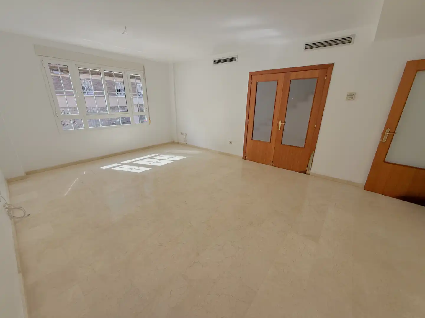 Sala de estar de Casa adosada en venta en Torrent con Terraza, Trastero y Piscina comunitaria
