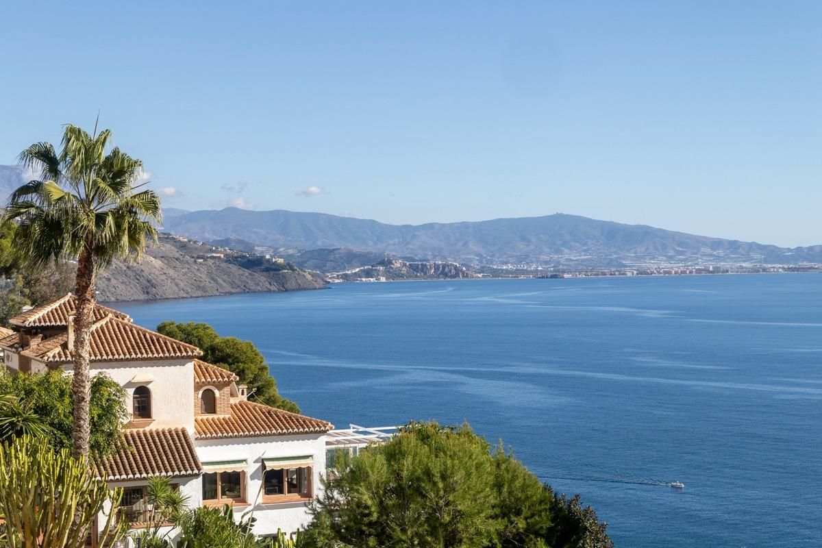Vista exterior de Casa o xalet en venda en Almuñécar amb Aire condicionat, Jardí privat i Terrassa