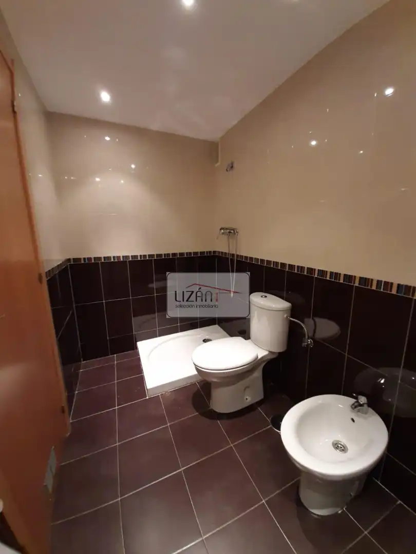 Badezimmer von Wohnung zum Verkauf in Oviedo  mit Heizung, Parkett und Abstellraum