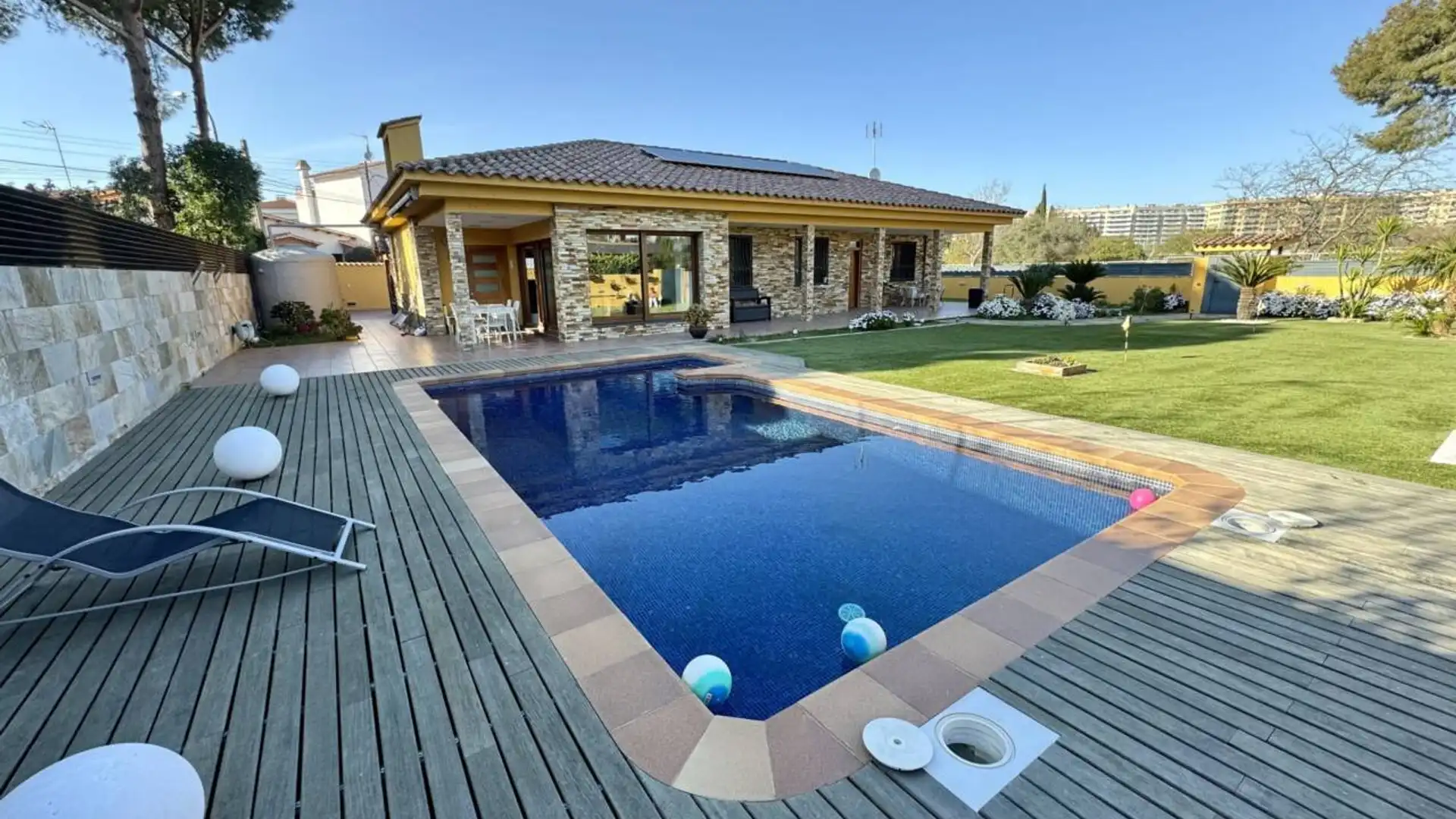 Piscina de Casa o xalet en venda en Cerdanyola del Vallès