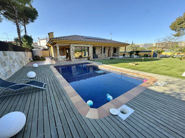 Xalet en venda a Centre - Cordelles